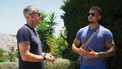 Louis Theroux mit HSTikkyTokky. - Foto: Netflix