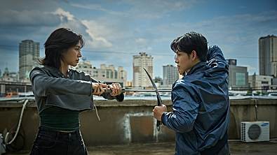 Mantis und Jae-yi bekämpfen einander  - Foto: Cho Wonjin/Netflix