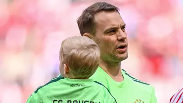 Manuel Neuer im hellgrünen Trikot des FC Bayern München steht auf dem Spielfeld und hält sein Sohn im passenden Bayern-Trikot auf dem Arm. - Foto: IMAGO / DeFodi Images Manuel Neuer im hellgrünen Trikot des FC Bayern München steht auf dem Spielfeld und hält sein Sohn im passenden Bayern-Trikot auf dem Arm. - Foto: IMAGO / DeFodi Images
