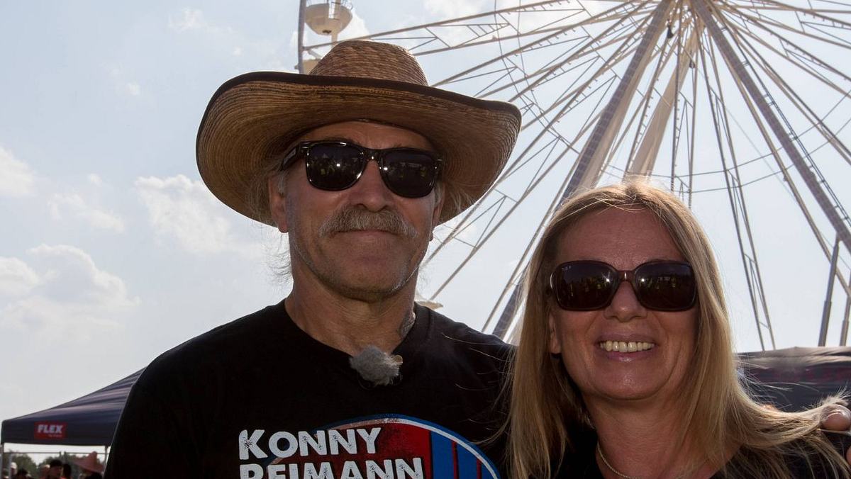 Neue Reimanns-Folgen Konny und Manu Reimann lächeln vor Jahrmarkt-Kulisse in die Kamera - und hoffentlich bald für neue Folgen auf Kabeleins