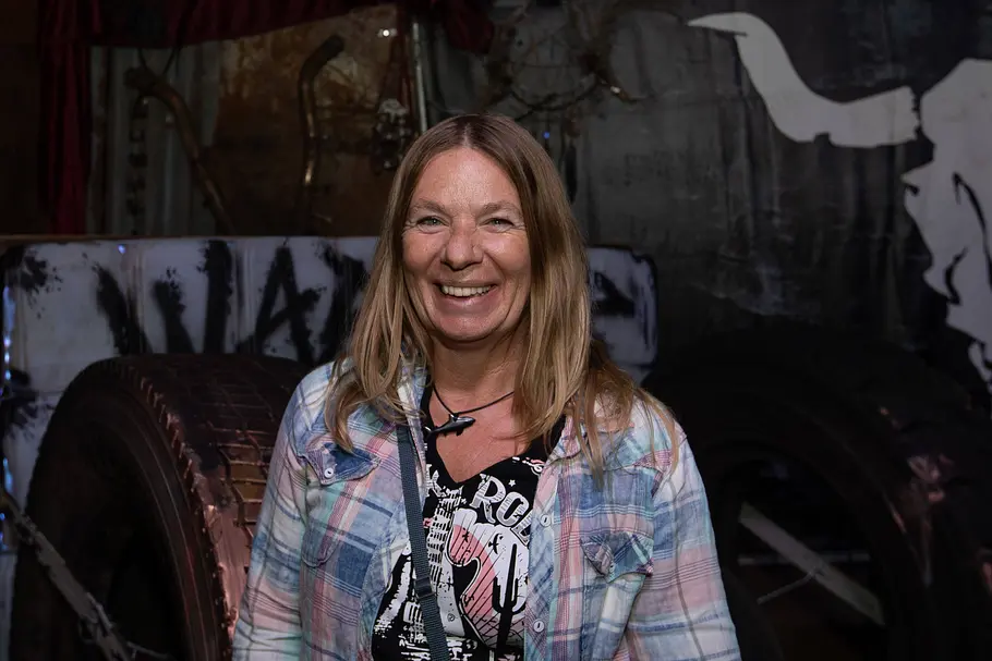 Manuela Reimann. Manuela Reimann lacht beim Besuch beim Wacken Open Air.