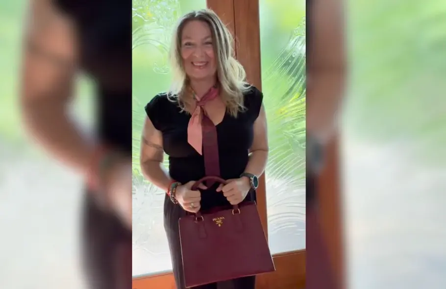 Manuela Reimann. Manuela Reimann im Prada-Look. Gestylt und mit Designer-Tasche in der Hand, lächelt sie völlig verändert in die Kamera.