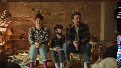 Mara Sommer (Pina Bergemann, links), Bernadette (Elise Lindner) und Georg (Jan Krauter) in „Fang mich doch!“. - Foto: ZDF/Omri Aloni Mara Sommer (Pina Bergemann, links), Bernadette (Elise Lindner) und Georg (Jan Krauter) in „Fang mich doch!“. - Foto: ZDF/Omri Aloni