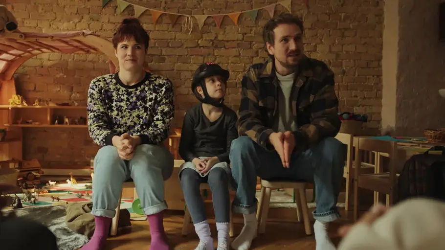 Mara Sommer (Pina Bergemann, links), Bernadette (Elise Lindner) und Georg (Jan Krauter) in „Fang mich doch!“. Mara Sommer (Pina Bergemann, links), Bernadette (Elise Lindner) und Georg (Jan Krauter) in „Fang mich doch!“.