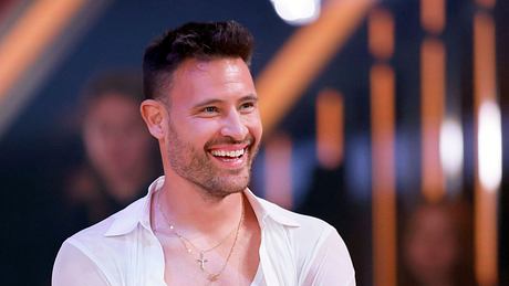Marc Eggers lächelt bei „Lets Dance“ - Foto:  IMAGO / Panama Pictures