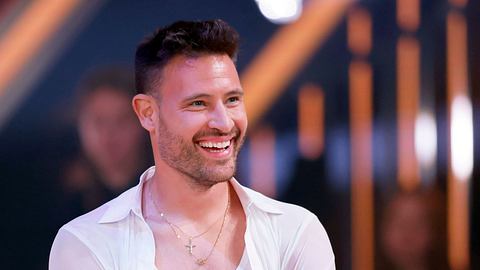 Marc Eggers lächelt bei „Lets Dance“ - Foto:  IMAGO / Panama Pictures