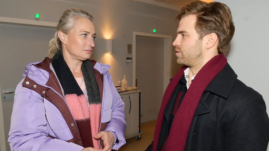 Maren distanziert sich von Julian. Maren schaut einen irritierten Julian ernst an.