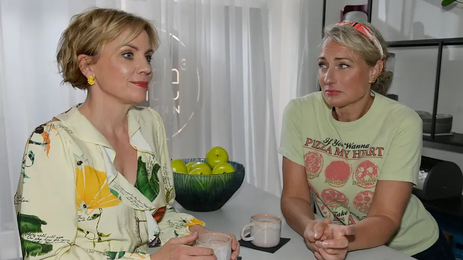 Yvonne verheimlicht noch immer ihr Alter Ego. Maren schaut Yvonne skeptisch an.