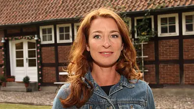Darstellerin der Carla aus der ARD-Serie „Rote Rosen“ steht vor einem Fachwerkhaus und lächelt in die Kamera - Foto: IMAGO / Eventpress Darstellerin der Carla aus der ARD-Serie „Rote Rosen“ steht vor einem Fachwerkhaus und lächelt in die Kamera - Foto: IMAGO / Eventpress