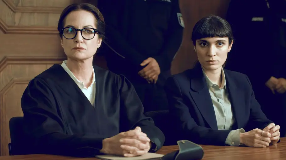 Maria hat Angst Natalia Wörner als Annabelle Martinelli mit Polizistin Layla Rekabi im Gerichtssaal im ARTE-Krimi „Maria hat Angst“.