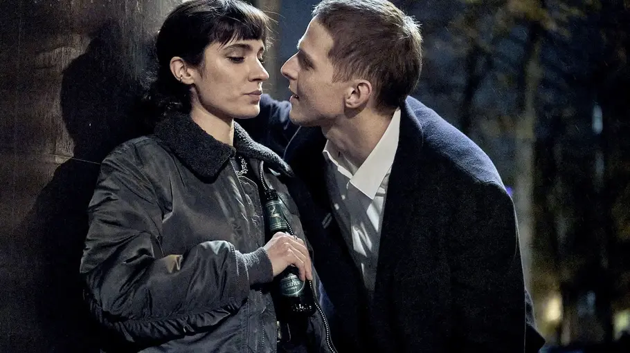 Maria hat Angst „Maria hat Angst“: Tommy Bockhorn bedrängt Polizistin Layla Rekabi.