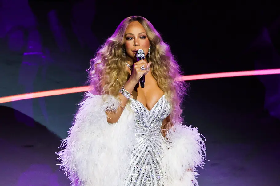 Mariah Carey bei der Olympia-Eröffnung Mariah Carey in einem weißen Kleid bei der Olympia Eröffnung