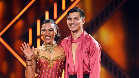 Marie Mouroum und Alexandru Ionel winken zum Abschied, denn sie sind bei Lets Dance raus - Foto: RTL / Stefan Gregorowius