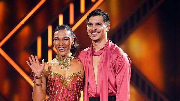 Marie Mouroum und Alexandru Ionel winken zum Abschied, denn sie sind bei Lets Dance raus - Foto: RTL / Stefan Gregorowius