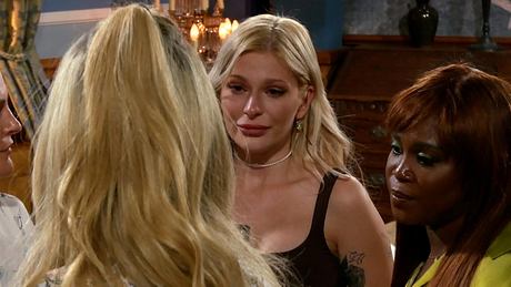 Marie Reim, die einen sehr traurigen Gesichtsausdruck hat und kurz vor dem weinen ist - Foto: RTL