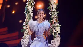 Lets Dance-Star Mariia Maksina im verträumten Kleid auf einer Blumenschaukel.  - Foto: IMAGO / Panama Pictures