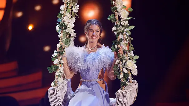 Lets Dance-Star Mariia Maksina im verträumten Kleid auf einer Blumenschaukel. - Foto: IMAGO / Panama Pictures Lets Dance-Star Mariia Maksina im verträumten Kleid auf einer Blumenschaukel. - Foto: IMAGO / Panama Pictures