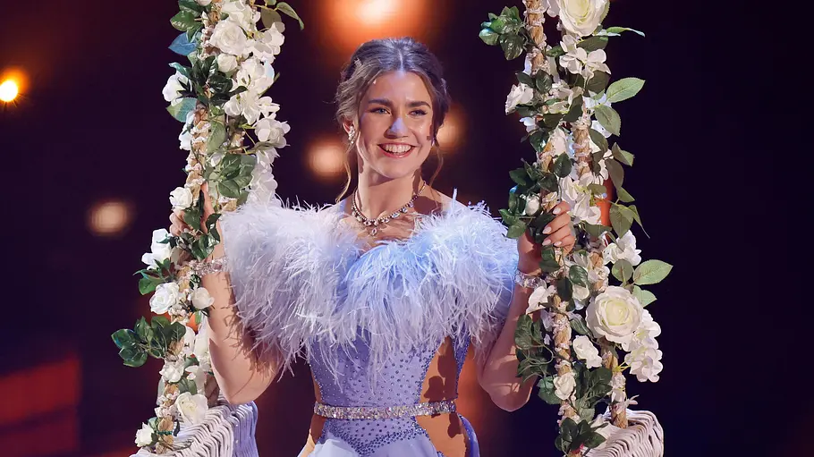 Mariia Maksina Ehemann Let's Dance-Star Mariia Maksina im verträumten Kleid auf einer Blumenschaukel.