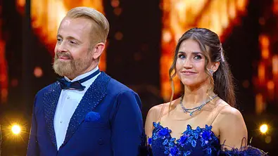 Mariia Maksina lächelt im blauen Kleid in die Kamera. - Foto: IMAGO / Future Image