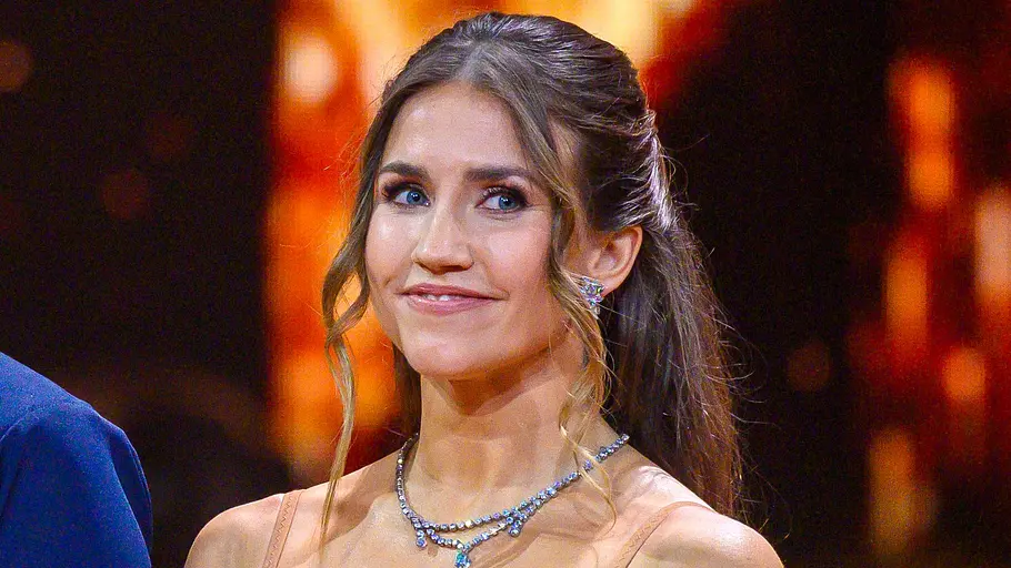 Mariia Maksina ist verheiratet! Mariia Maksina lächelt im blauen Kleid in die Kamera.
