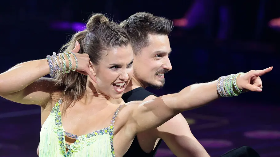 Mariia Maksina Hochzeitsfotos ohne Ehemann Mariia Maksina, hier bei Let's Dance mit Zsolt Sandor Cseke, hat endlich offizielle Hochzeitsfotos geteilt - ohne Ehemann.