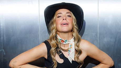Marina Hoermanseder ausgelassen bei der ABOUT YOU FASHIONMANIA - Foto: IMAGO / Eventpress