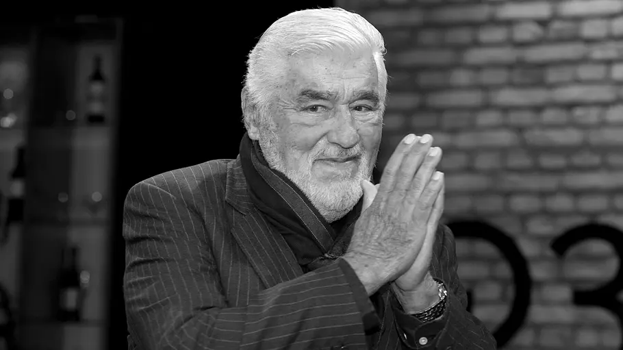 Mario Adorf ist am 8. April 2026 im Alter von 95 Jahren in Paris gestorben Mario Adorf klatscht in die Hände und schaut lächelnd in die Ferne
