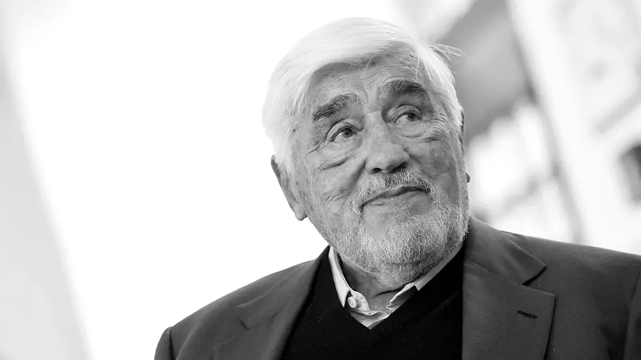 Mario Adorf stand zuletzt im Jahr 2021 für den Film „Real Fight“ vor der Kamera. Mario Adorf schaut zur Seite.
