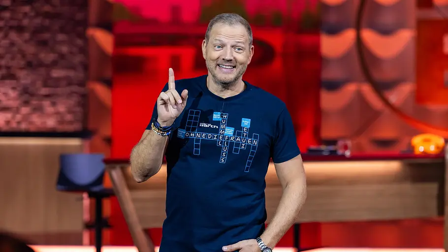 Mario Barth hebt seinen rechten Zeigefinger.