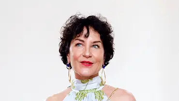 Marisa Burger in einem weißen Kleid und goldenen Ohrringen. - Foto: Imago/Future Image
