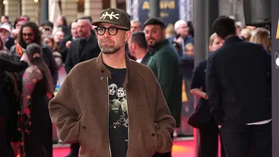 Mark forster schaut nachdenklich in die Ferne - Foto: IMAGO / APress International