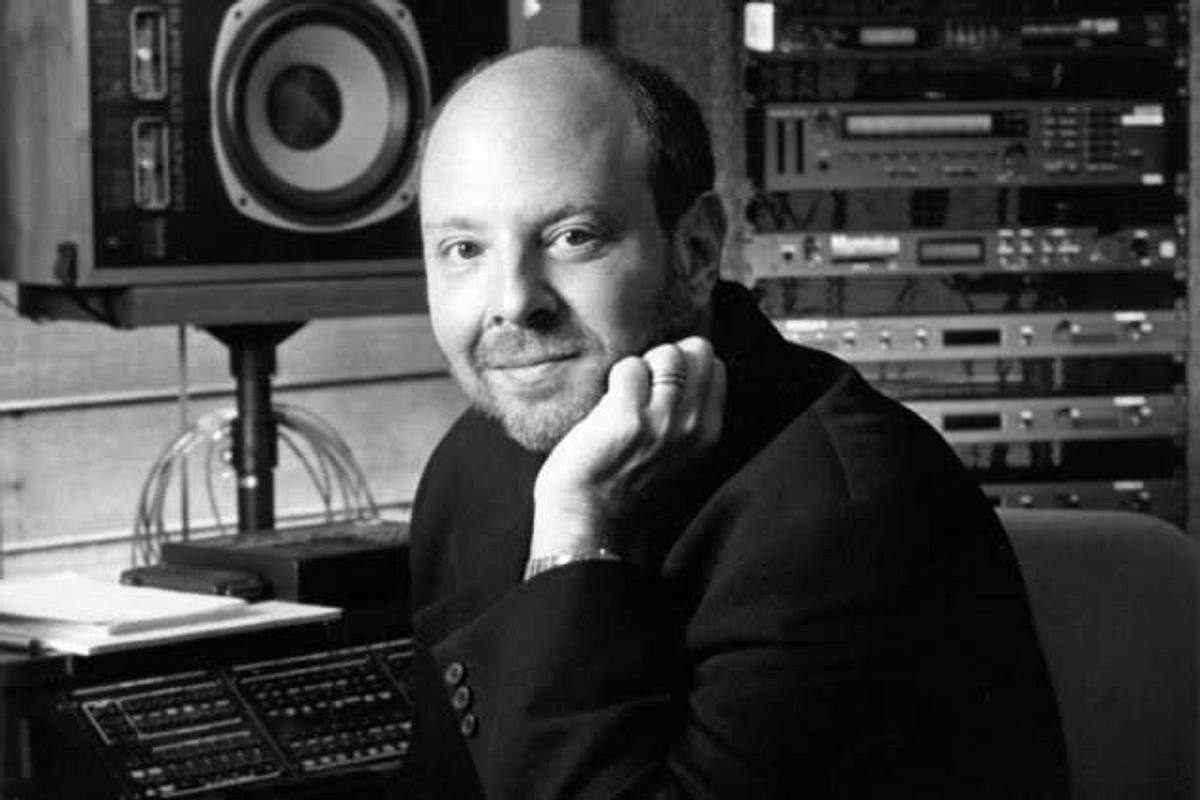 Mark Snow in einem Studio mit Synthesizer, bekannt für die Titelmelodie der Serie Akte X – verstorben im Juni 2025 im Alter von 87 Jahren.