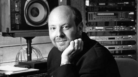 Mark Snow in einem Studio mit Synthesizer, bekannt für die Titelmelodie der Serie Akte X – verstorben im Juni 2025 im Alter von 87 Jahren. - Foto: The Film Music Society