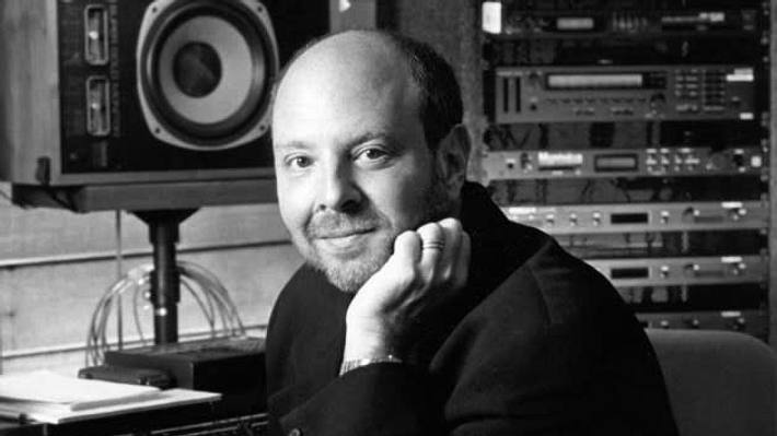 Mark Snow in einem Studio mit Synthesizer, bekannt für die Titelmelodie der Serie Akte X – verstorben im Juni 2025 im Alter von 87 Jahren. - Foto: The Film Music Society