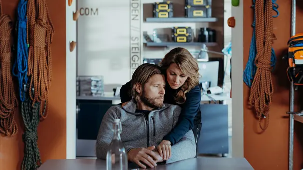 Markus schaut traurig, während Katharina ihn von hinten umarmt. - Foto: ZDF/Sabine Finger Fotografie