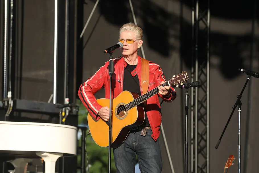 Markus Mörl kommt zum HeidiFest 2026 Markus Mörl vor dunklem Hintergrund mit Gitarre auf der Bühne.