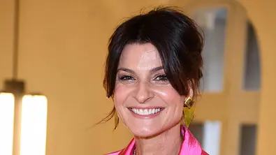 Marlene Lufen lächelt bei einem öffentlichen Auftritt in pinkem Blazer - Foto:  IMAGO / Gartner