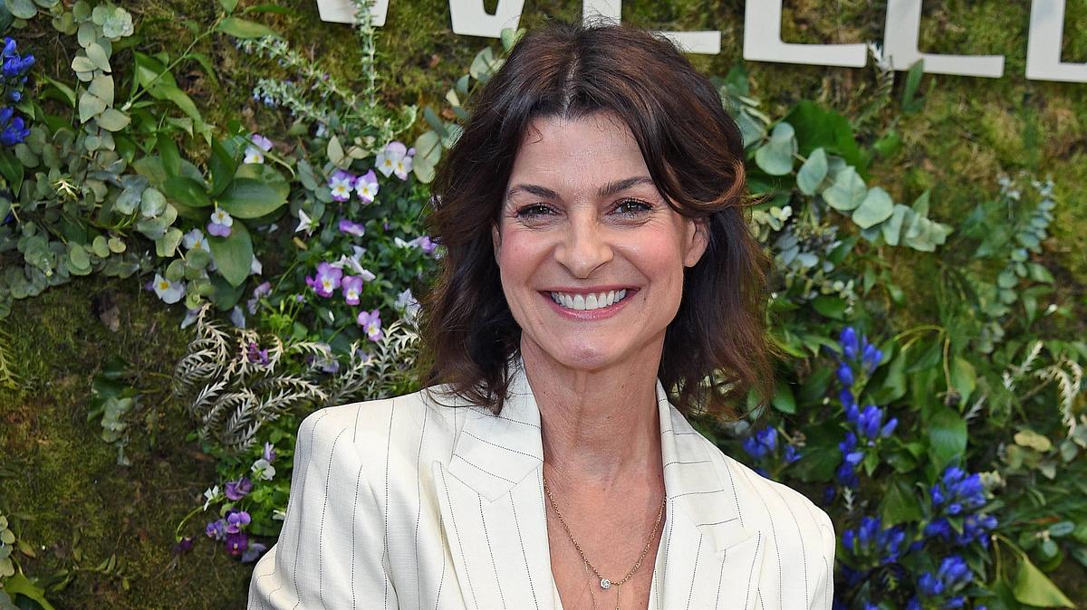 Marlene Lufen auf der Beauty-Messe in Düsseldorf. Marlene Lufen auf der Beauty-Messe in Düsseldorf. Sie steht lächelnd vor einer mit Blumen geschmückten Wand.