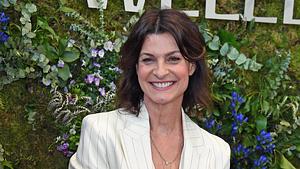 Marlene Lufen auf der Beauty-Messe in Düsseldorf. Sie steht lächelnd vor einer mit Blumen geschmückten Wand. - Foto: IMAGO / Gartner