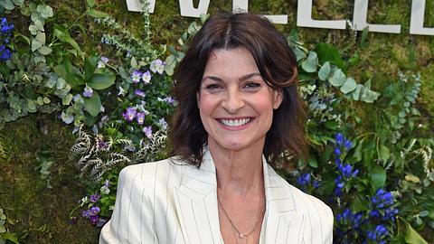 Marlene Lufen auf der Beauty-Messe in Düsseldorf. Sie steht lächelnd vor einer mit Blumen geschmückten Wand. - Foto: IMAGO / Gartner