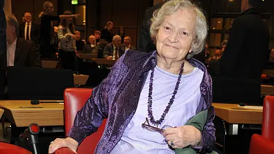 Marmeladenoma sitzt auf einem roten Sessel bei einer Veranstaltung - Foto: IMAGO / APP-Photo Marmeladenoma sitzt auf einem roten Sessel bei einer Veranstaltung - Foto: IMAGO / APP-Photo