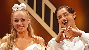 Teil ihrer Lets Dance-Performance: Milano und Marta Arndt sitzen im Kino, er formt mit den Händen ein Herz.  - Foto: RTL