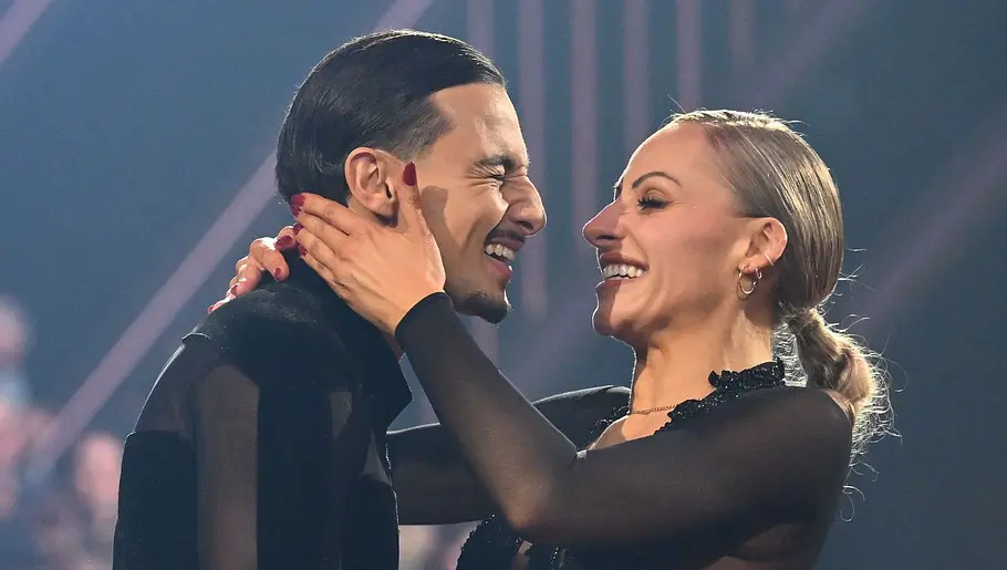 Marta Arndt und Milano ein Paar? Marta Arndt schaut Milano auf dem Let's Dance-Parkett verliebt an.