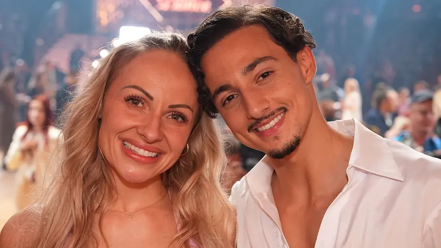 Marta Arndt und Milano haben zwei machbare Tänze vor sich. Marta Arndt und Milano lächeln in die Kamera.