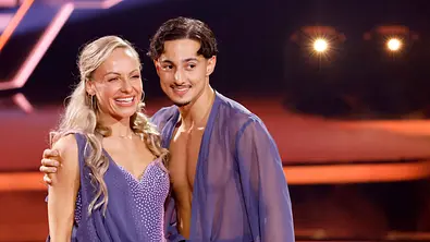Marta Arndt und Milano strahlen nach einem Lets Dance-Auftritt - Foto: IMAGO / Panama Pictures Marta Arndt und Milano strahlen nach einem Lets Dance-Auftritt - Foto: IMAGO / Panama Pictures