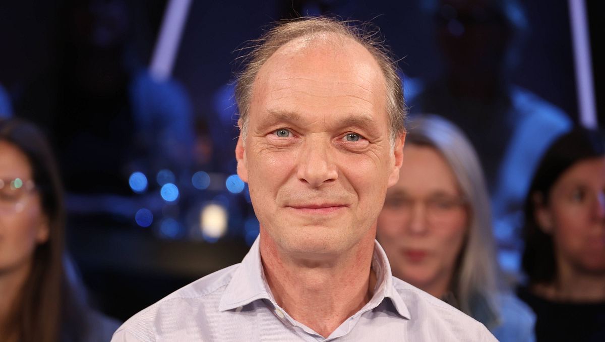 Martin Brambach lächelnd und in schickem Hemd zu Gast in der NDR Talk Show (4.4.2025)