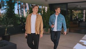 Martin Braun und Felix Stein mit Bier in der Hand in ihrer neuen Bachelors-Villa in Südafrika. - Foto: RTL