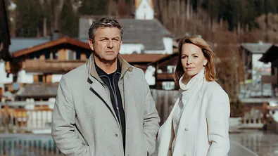 Martin dun Franziska schauen ernst nach vorne. - Foto:  ZDF/Sabine Finger Fotografie