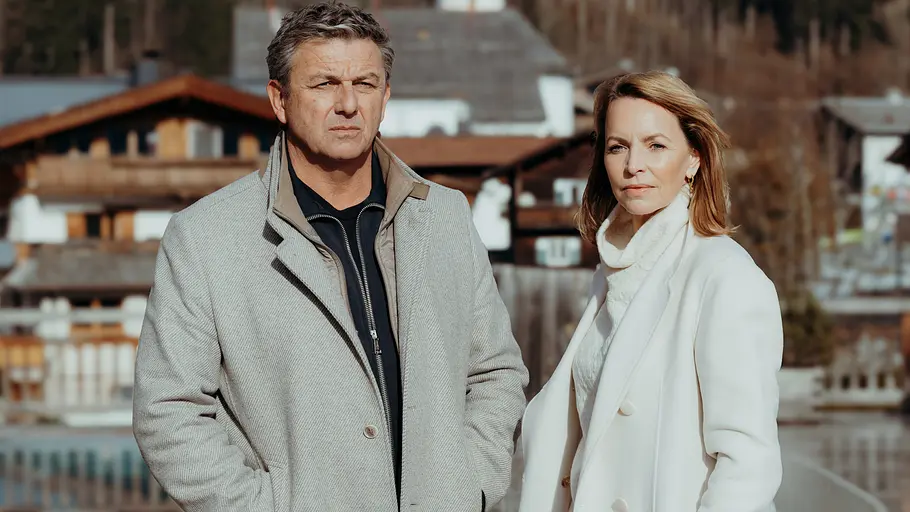 Martin und Franziska haben ein unangenehmes Wiedersehen. Martin dun Franziska schauen ernst nach vorne.