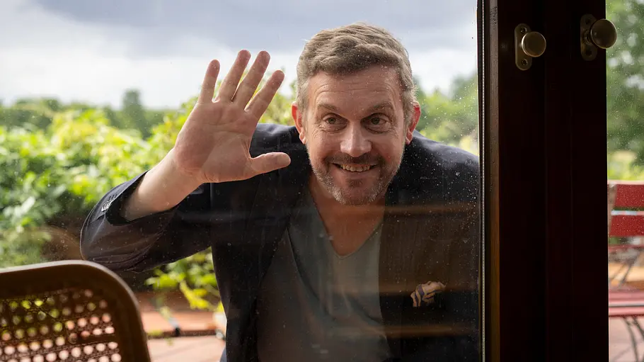 Martin Gaitner (Sebastian Bezzel) klopft bei Danowski zu Hause am Fenster. Danowski - Neunauge: Martin Gaitner (Sebastian Bezzel) klopft außen an ein Fenster.